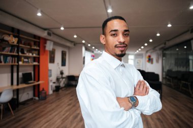 Afrika neşeli işadamı kitaplığında ayakta