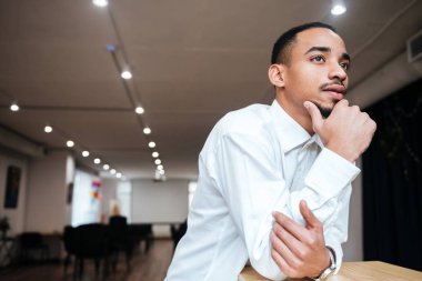 Ofiste ayakta Afrika çekici işadamı