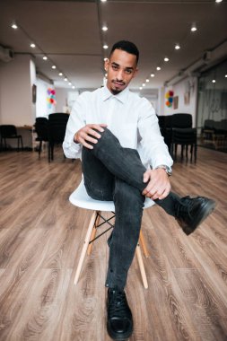 Ofiste oturan Afrika yakışıklı işadamı.