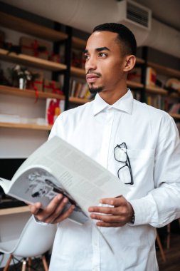 Genç Afrika işadamı okuma dergisi.