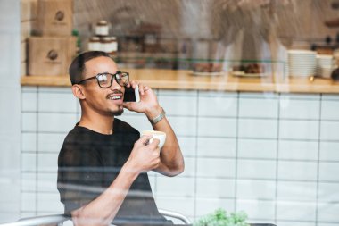 Afrika delikanlı kahve içme gülümseyen