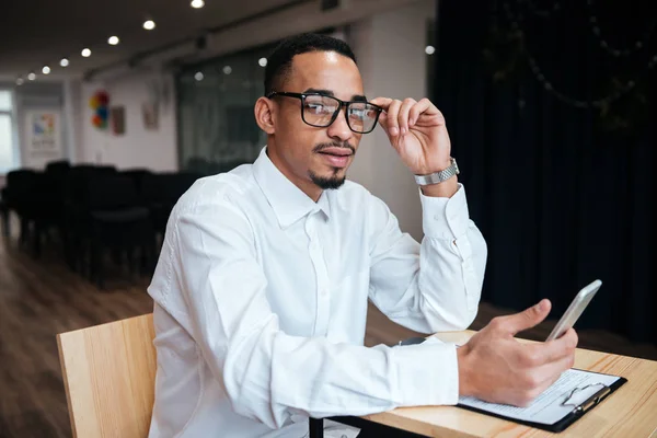 Schöner afrikanischer Geschäftsmann Coworking. — Stockfoto