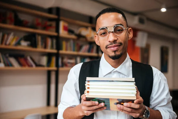 Atractivo empresario africano sosteniendo cuadernos — Foto de Stock