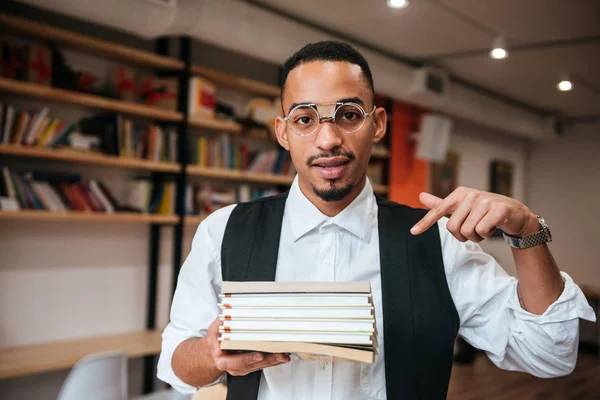 Hombre de negocios africano guapo sosteniendo cuadernos — Foto de Stock