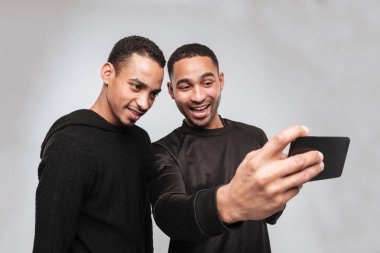 Bir selfie iki genç neşeli Afrika adam olun.