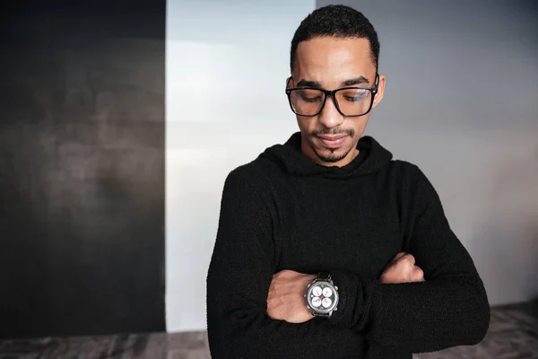 Ernsthafter afrikanisch-amerikanischer junger Mann schaut auf Armbanduhr — Stockfoto