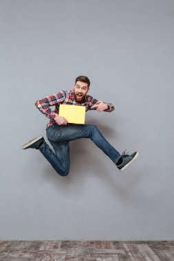 Sakallı yakışıklı boşaltmak boş atlama holding