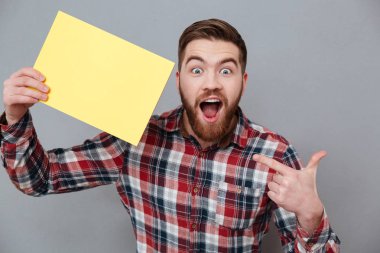 Pano tutan gömlekli şaşırmış adam