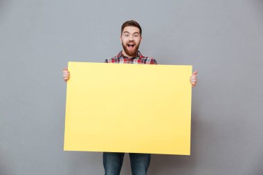 Mutlu sakallı adam holding boşaltmak yönetim kurulu