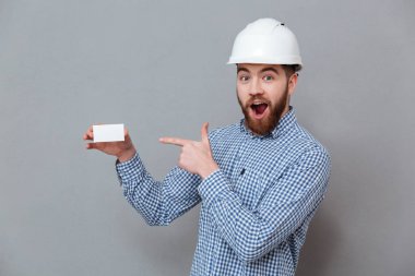 Boşaltmak iş kartı tutan şok sakallı Oluşturucu