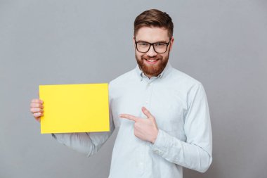 Genç işadamı boşaltmak boş tutan sakallı