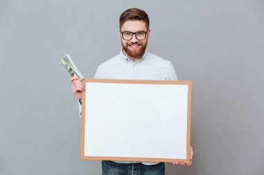Neşeli genç sakallı işadamı holding boşaltmak yönetim kurulu
