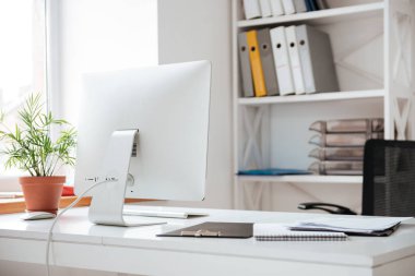 Ofis bilgisayarı ve tablo kağıtlara.