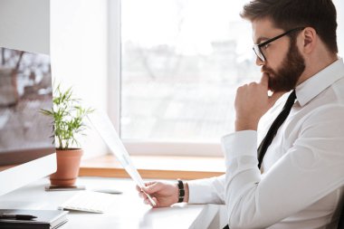 Genç işadamı belgeleri seyir konsantre.