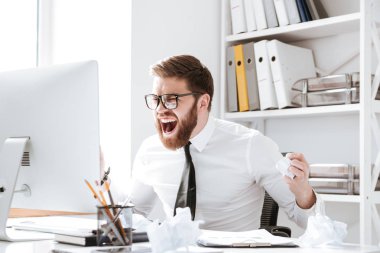 Kızgın işadamı holding belgeleri çığlık.