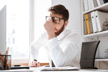 Gözleri dokunmadan yorgun genç işadamı.