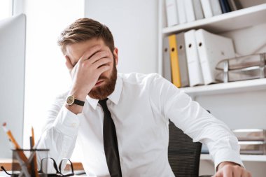 Yüz el ile dokunmak yorgun genç işadamı.