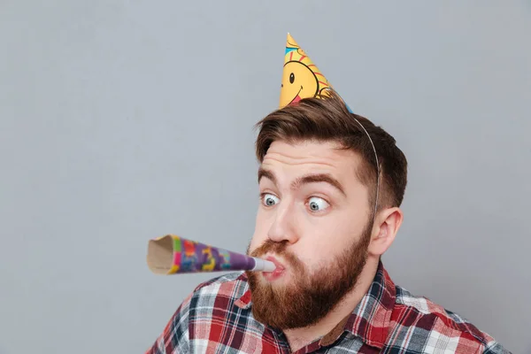 Joven feliz barbudo cumpleaños hombre — Foto de Stock