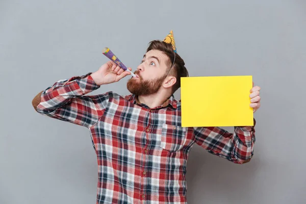 Smiling young bearded birthday man holding copyspace board — Stock Photo, Image