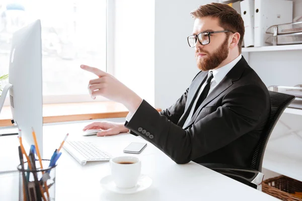 Knappe jonge bebaarde zakenman met behulp van computer — Stockfoto