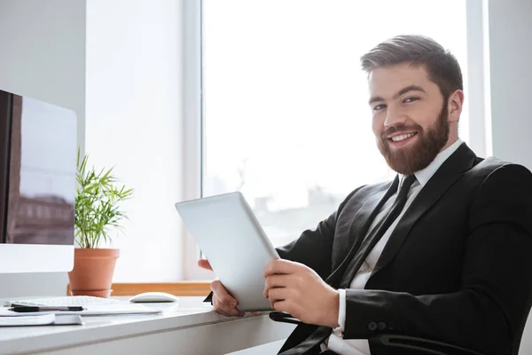 Hombre de negocios alegre usando la computadora de la tableta — Foto de Stock