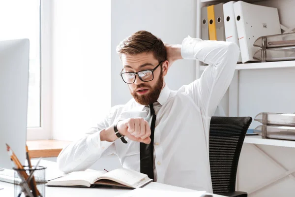 Joven empresario sorprendido mirando el reloj . — Foto de Stock