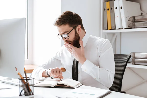 Verward zakenman kijken horloge. — Stockfoto