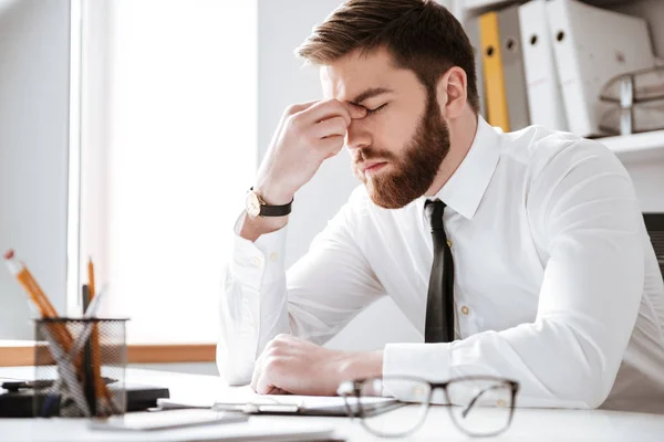 Aburrido joven empresario sentado en el cargo — Foto de Stock