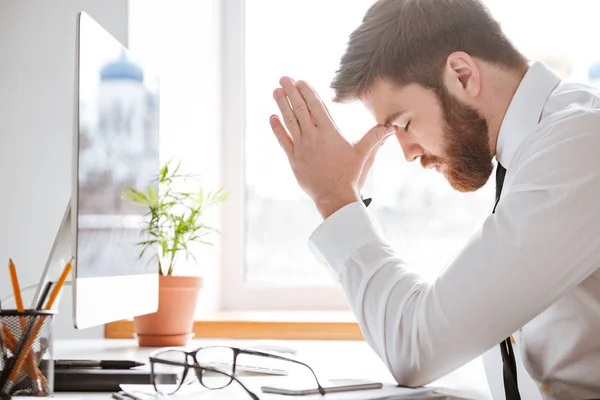 Empresario concentrado sentado en el cargo — Foto de Stock