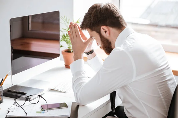 Hombre de negocios guapo sentado en la oficina — Foto de Stock