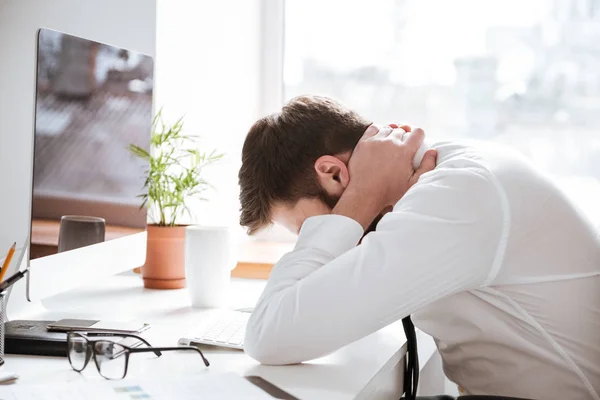 Joven hombre de negocios cansado con sentimientos dolorosos sosteniendo el cuello . —  Fotos de Stock