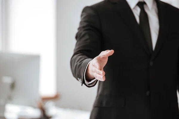 Imagen recortada de joven empresario da la mano a la cámara . — Foto de Stock