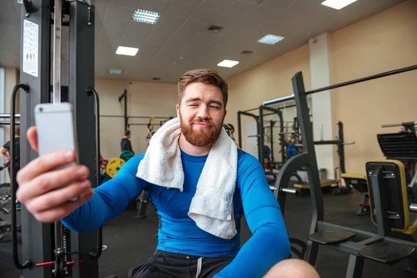 체육관 및 selfie에 앉아 밝은 젊은 스포츠맨 — 스톡 사진