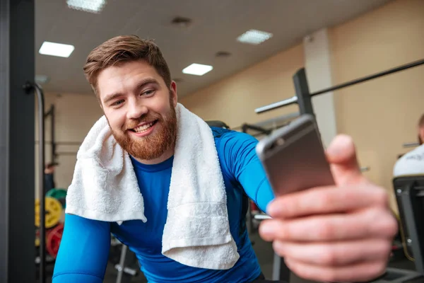 매력적인 행복 젊은 스포츠맨 전화 selfie를 확인. — 스톡 사진