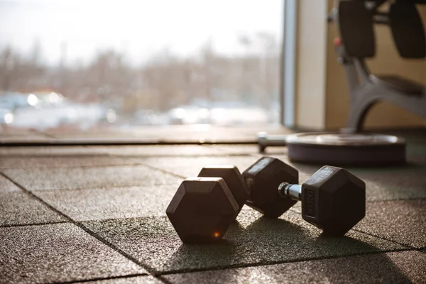 Foto van sportuitrusting in sportschool — Stockfoto