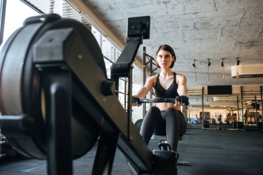 Spor salonunda fitness ekipmanları kullanarak eğitim sporcumuz