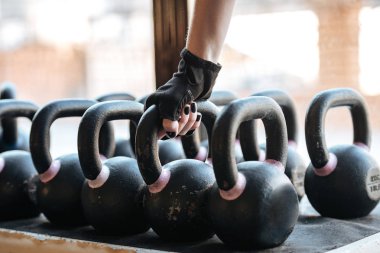 Sporcumuz alarak kettlebell içinde jimnastik salonu