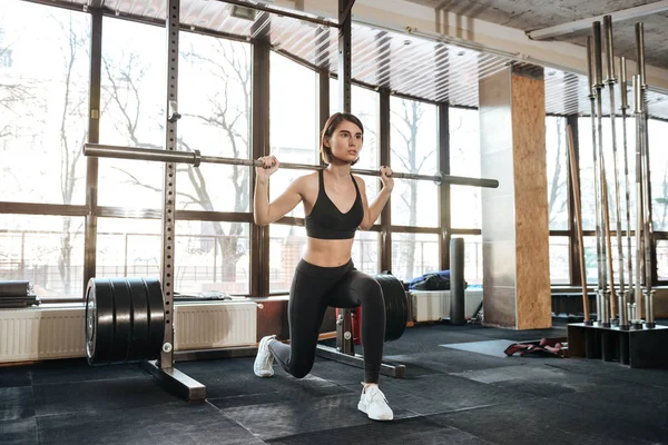 Vrouw atleet doen oefeningen in de sportschool — Stockfoto