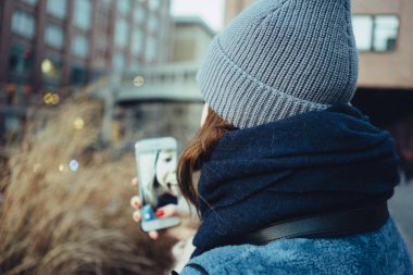 Selfie sokakta çekici genç kadın