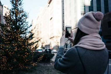 Genç kadın bir şehrin sokak çekim