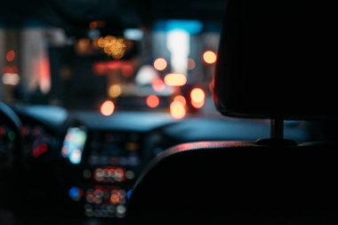 Gece yol görünümünden arabanın içinden