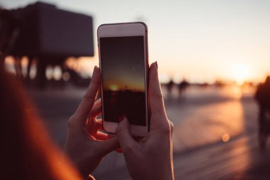 Cep telefonu elinde tutan bir kadın portresi