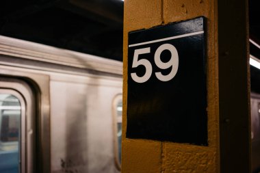 Metro bir tren istasyonu adının yakın çekim