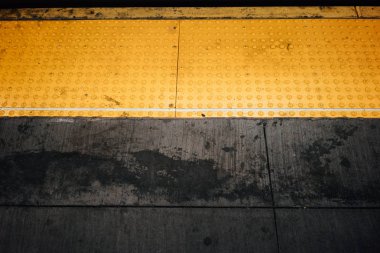 Tren istasyonunun platformu kenarında boyalı sarı boşluk
