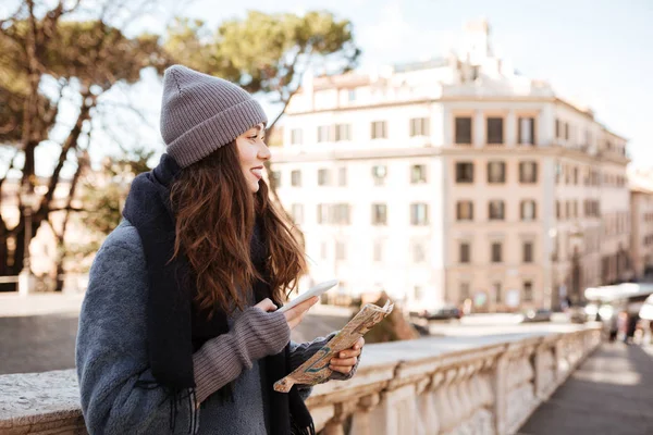 지도와 도시에서 휴대 전화 서 웃는 여자 — 스톡 사진