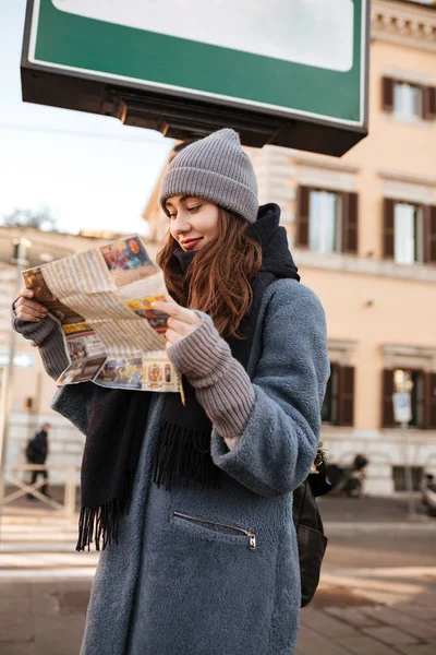 Mulher turista usando mapa na rua da cidade — Fotografia de Stock