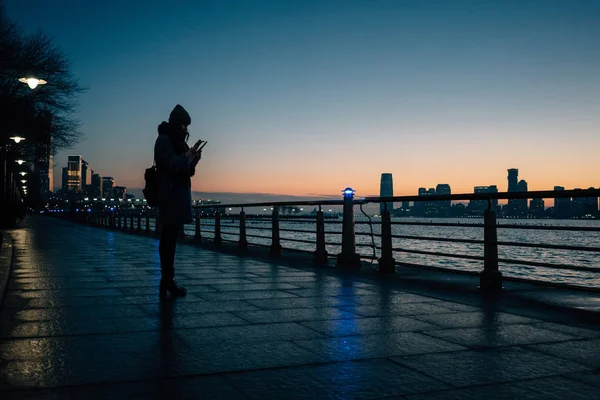 Frau steht auf Seebrücke und schreibt SMS — Stockfoto