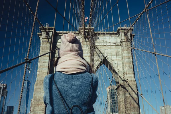 Vue arrière d'une touriste prenant une photo — Photo