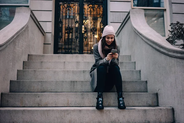 Retrato de uma jovem mulher sorridente mensagem de texto — Fotografia de Stock