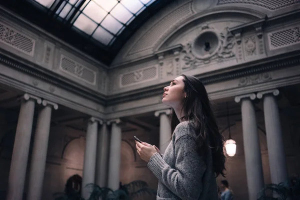 Retrato de uma jovem mulher atraente visitando museu ou galeria — Fotografia de Stock